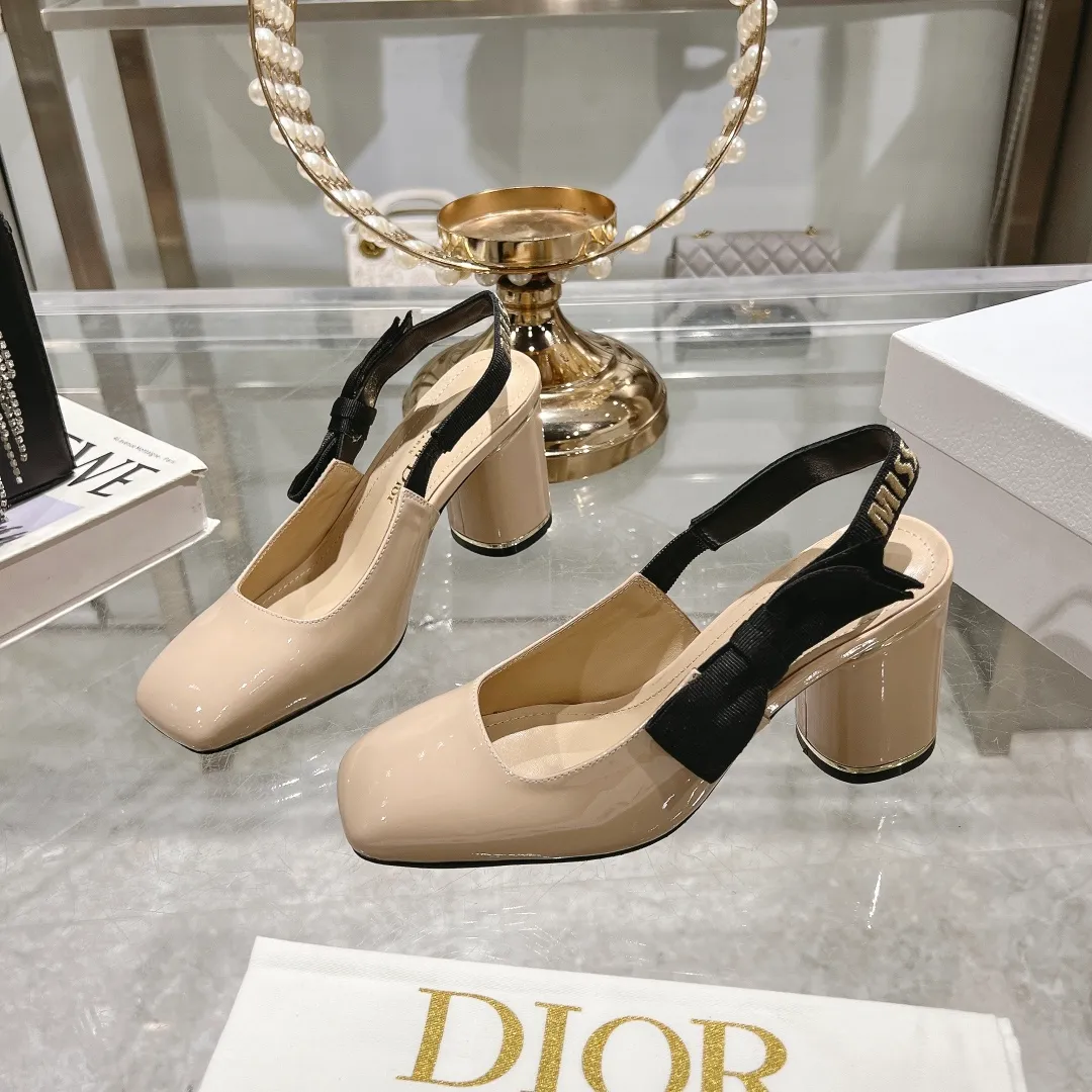 👟👟Ex-factory price 540👟👟Dior 2025 early spring new style Rhodes series women's sandals with special-shaped heel and empty back. Stars' same letter logo with electric embroidery process ➕Hardware buckle high-heeled women's shoes. The outside is decorated with butterflies 🦋knots for decoration, which makes the whole pair of shoes beautiful. 🌟Original development of top-end high-end version Material: imported patent leather upper, water-dyed sheepskin lining, foot pads + Italian leather outsole Heel height: 4cm 7.5cm Size: 35-41 standard code (40.41 customization is not returnable)